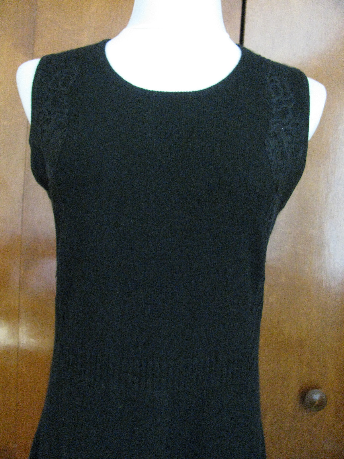 Bloomingdale’s women’s black soft 2 ply cashmere classic detaile dress New