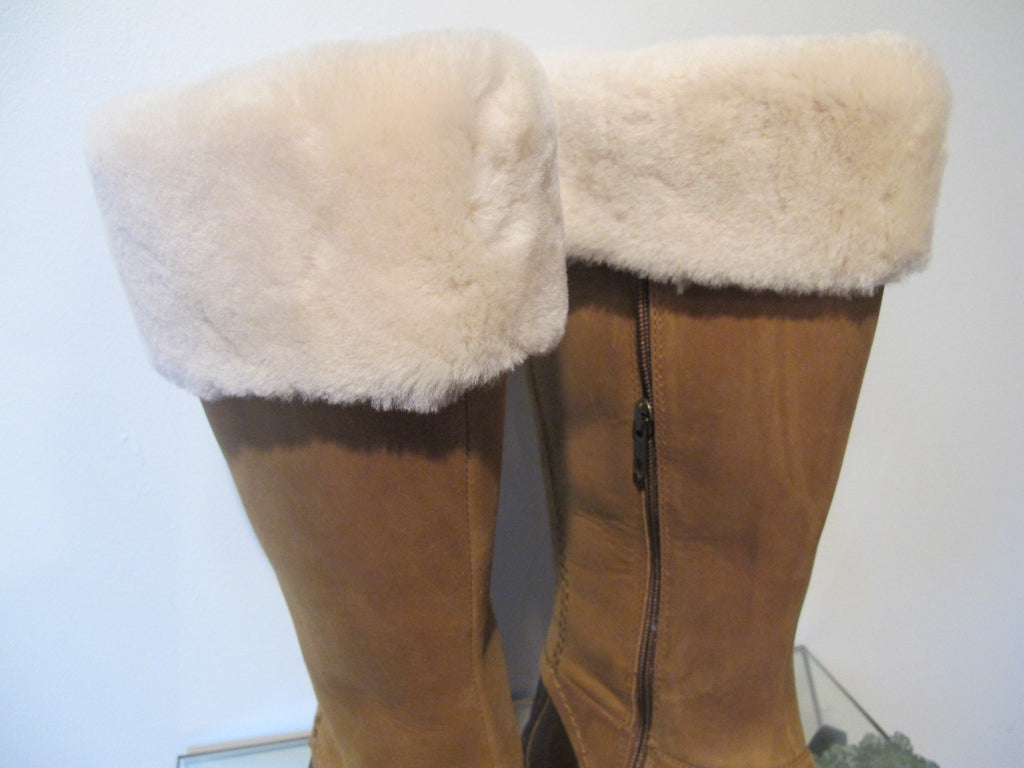 UGG Australia women’s beige brown waterproof New boots (runs small)