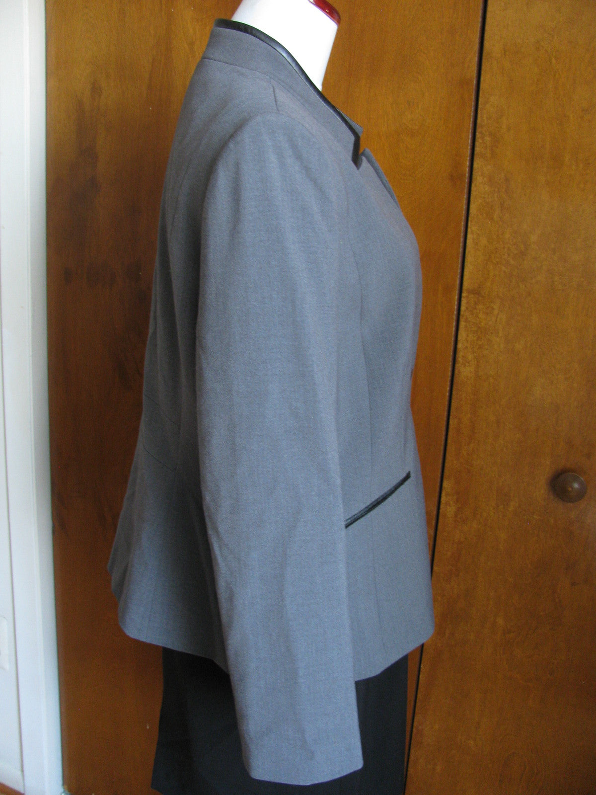 Tahari Asl Women's Gray With Black Insert Faux Leather Collar Skirt Suit 16P New