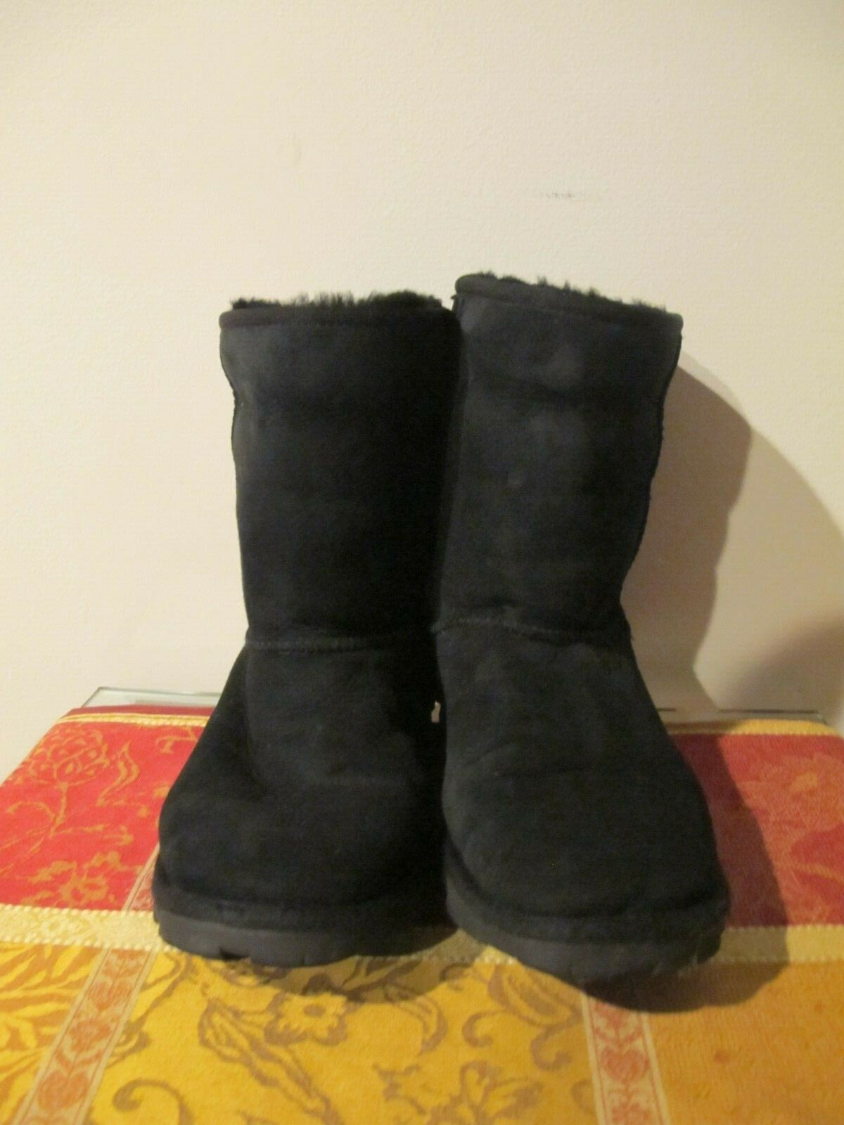 UGG Black Cuff Short Sheepskin Boots Women’s Size 8 pre owned