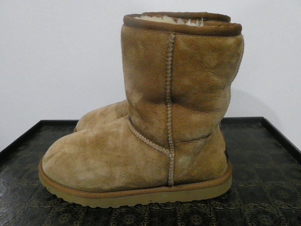 UGG Women's Brown Cuff Short Sheepskin Boots Size W7 preowned