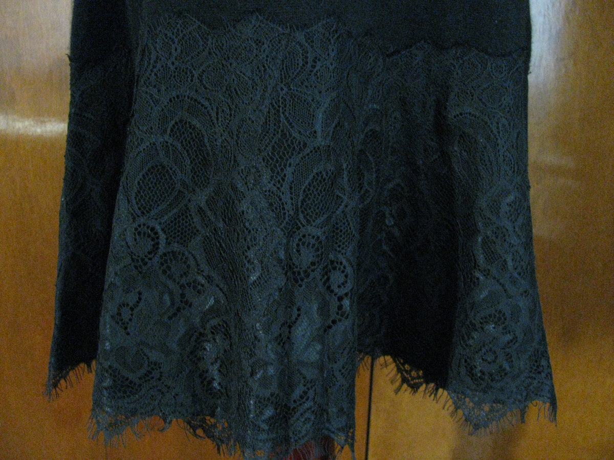 Bloomingdale’s women’s black soft 2 ply cashmere classic detaile dress New