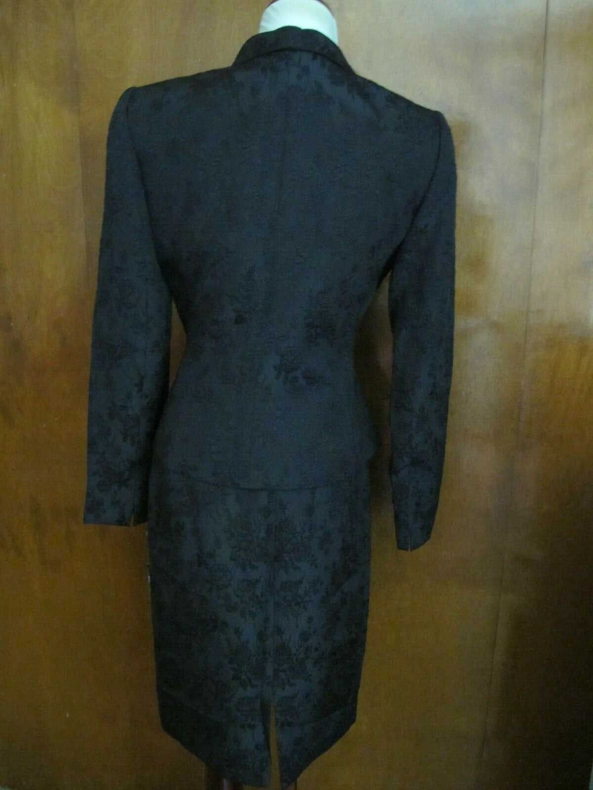 Tahari  Artur S. Levin LUXE Women’s Black Skirt Suit Size 4