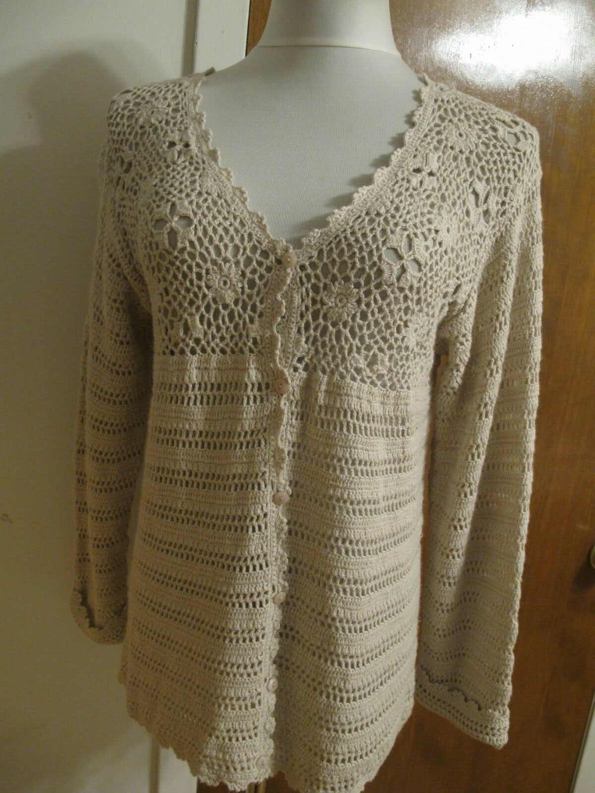 Women's beige knitted gorgeous buttoned cardigan S/M from Italy.