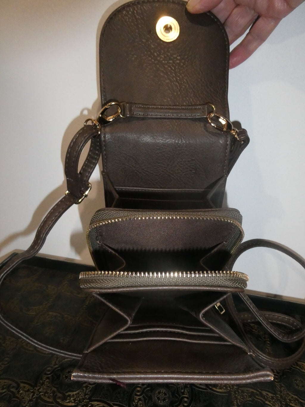 Carroll Accessories Crossbody Brown Travel Wallet Purse 8”X4.5”X1 ¼”  6 Cards