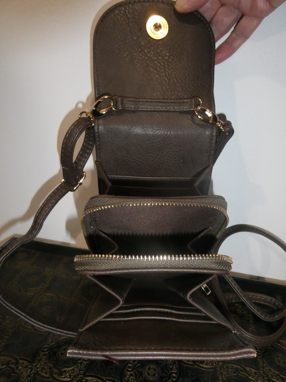 Carroll Accessories Crossbody Brown Travel Wallet Purse 8”X4.5”X1 ¼”  6 Cards