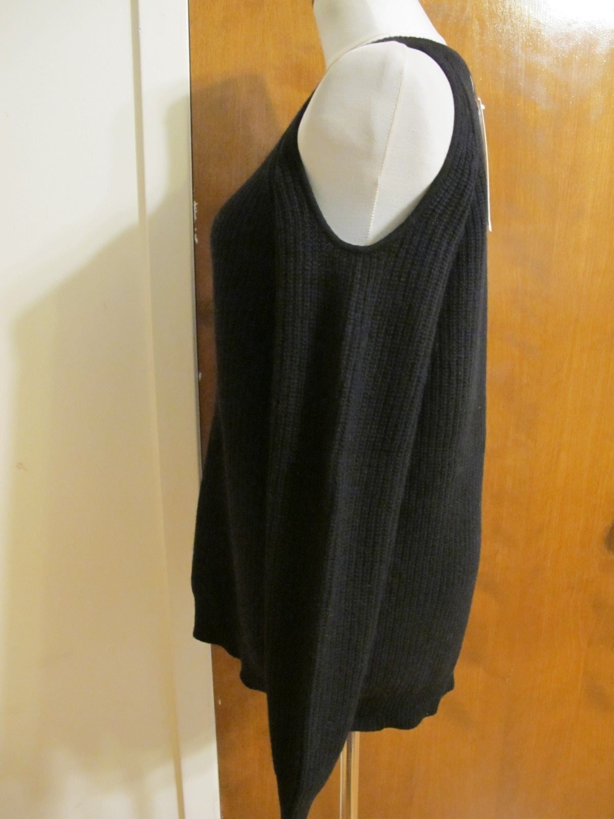 Bloomingdale Aqua Women's Black Cashmere Cold-Shoulder Detailed Sweater Medium