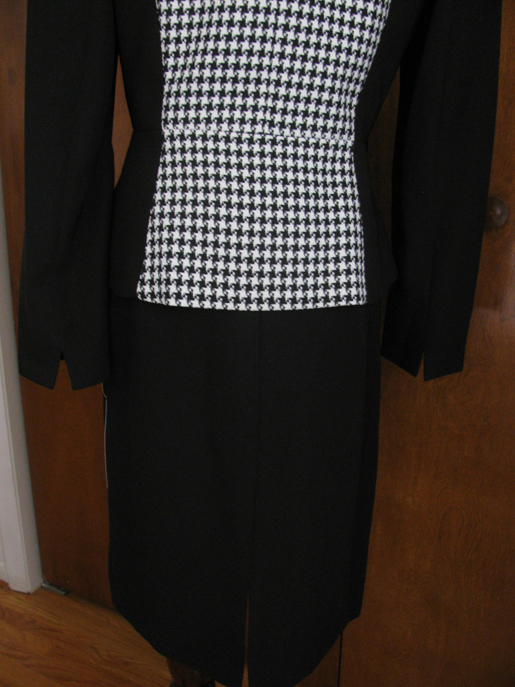 Tahari Asl women's Two Piece Peplum Skirt Suit Black white New
