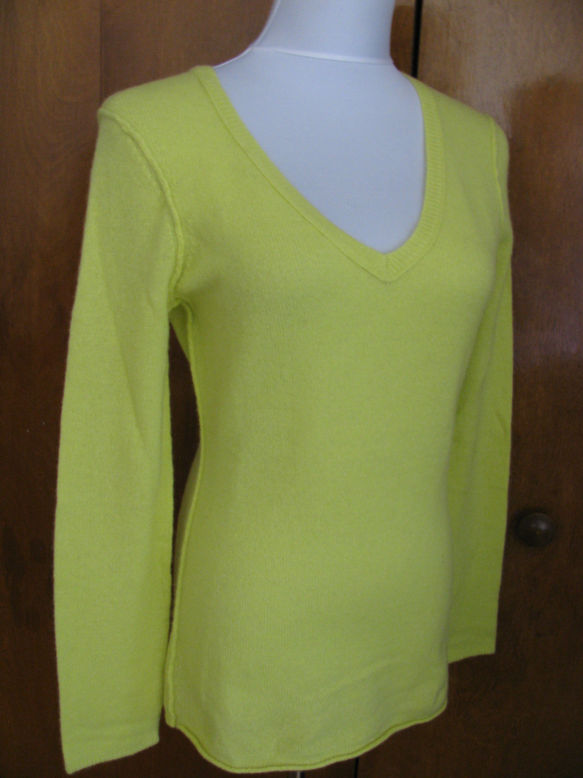 Aqua Women’s Yellow Citrine Cashmere V-Neck Back Detailed Sweater New