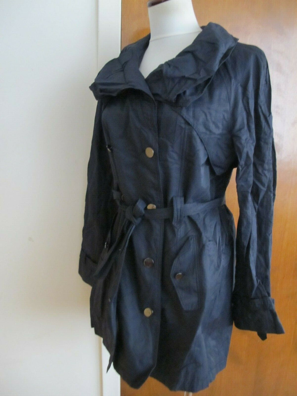 Tahari women's navy stylish coat size Medium