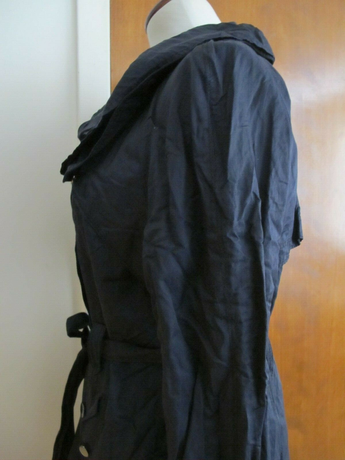 Tahari women's navy stylish coat size Medium