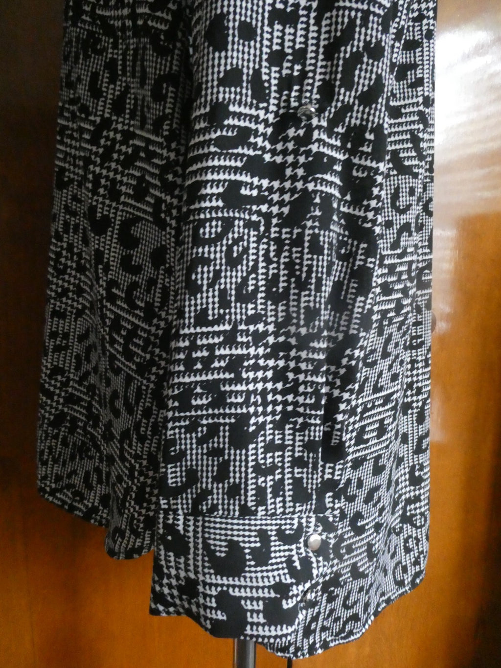 Jaclyn Smith Women Black/White Roll-Tab Long Sleeve Button Down Blouse Top Large