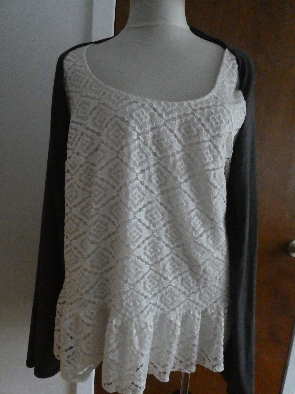 AB STUDIO Women's Gray/White Detailed built in lace overlay shell with ruffle XL