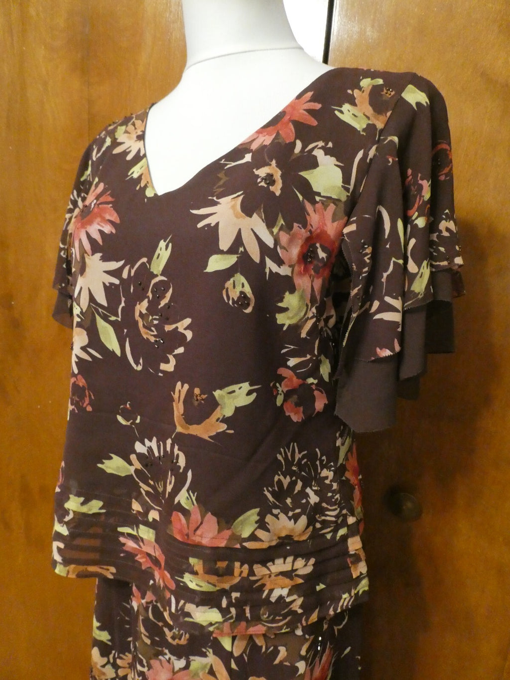 Adrianna Papelle 100% silk sequined with flattering sleeves size 12 evening suit