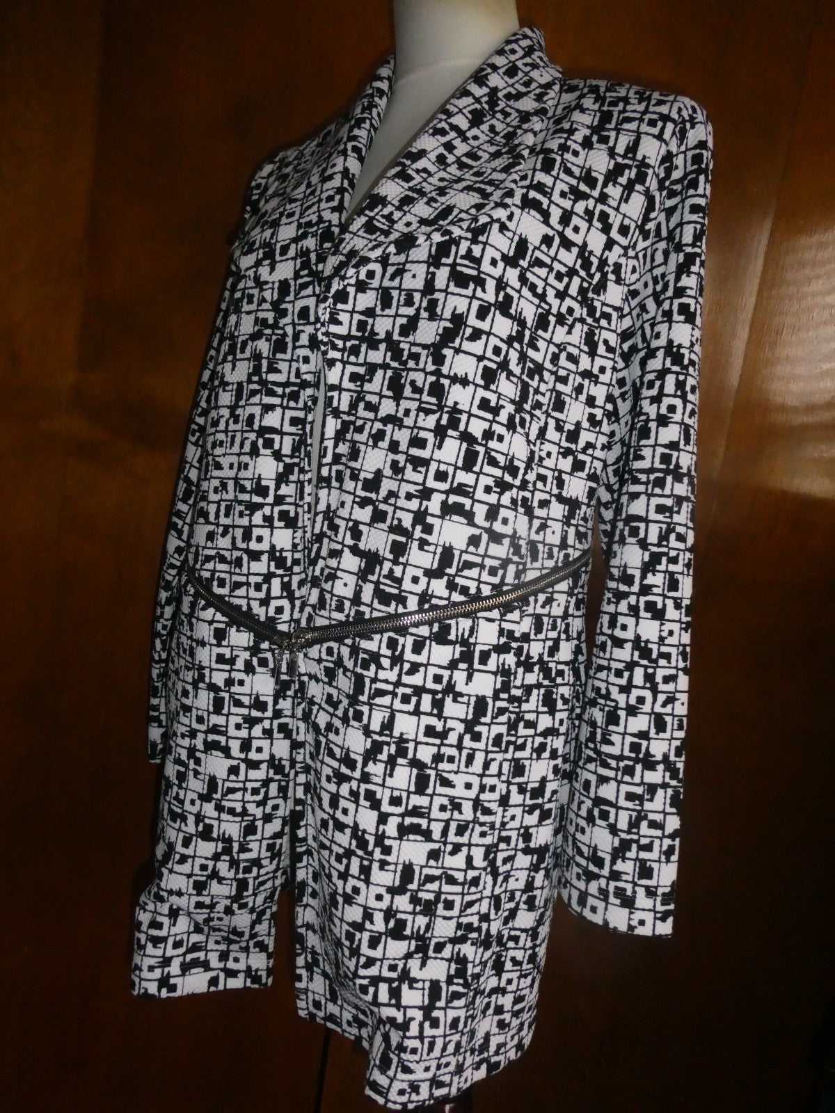 Chico's women's white /back gorgeous open front blazer size 1 (US Medium)