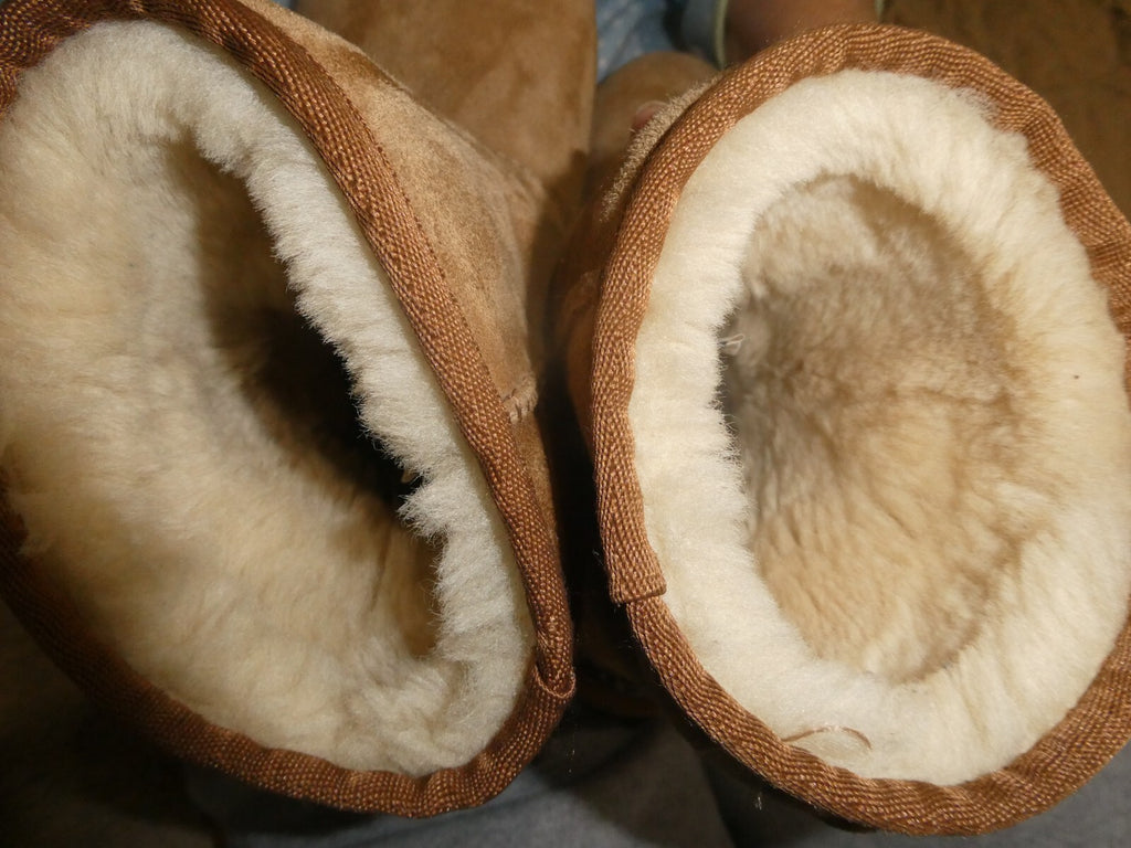 UGG Women's Brown Cuff Short Sheepskin Boots Size W7 preowned