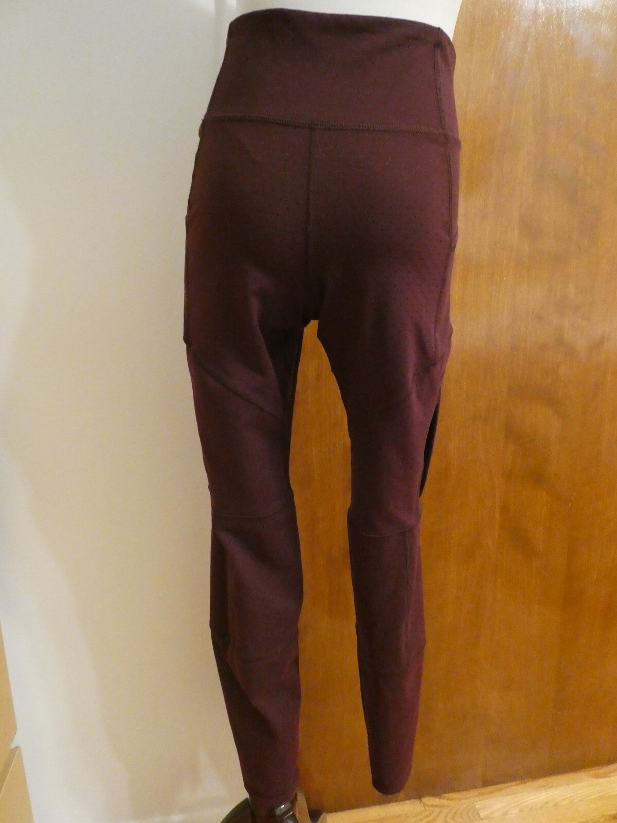 Lululemon Burgundy Yoga Legging with Side Pockets Size 4 (can fit size 2)