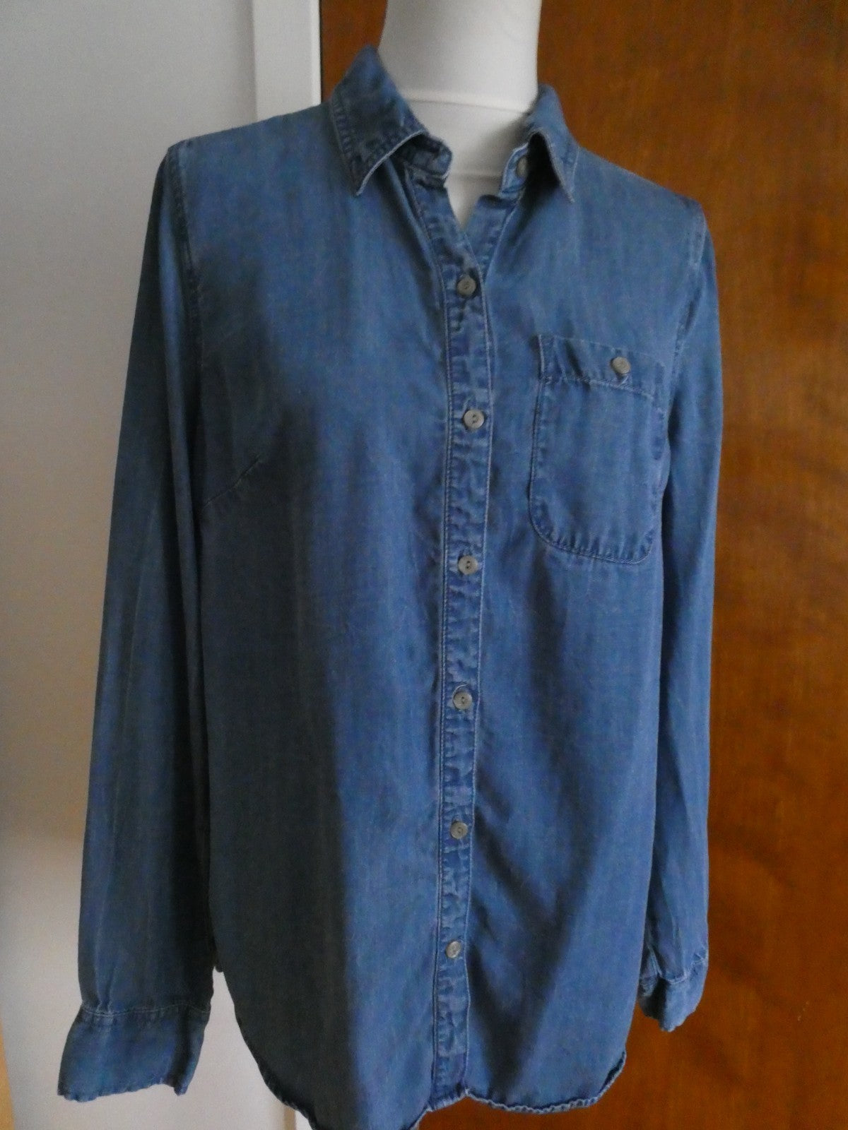 Merona Women’s Tencel Chambray Button Front Shirt Size Large Blue Long Sleeve