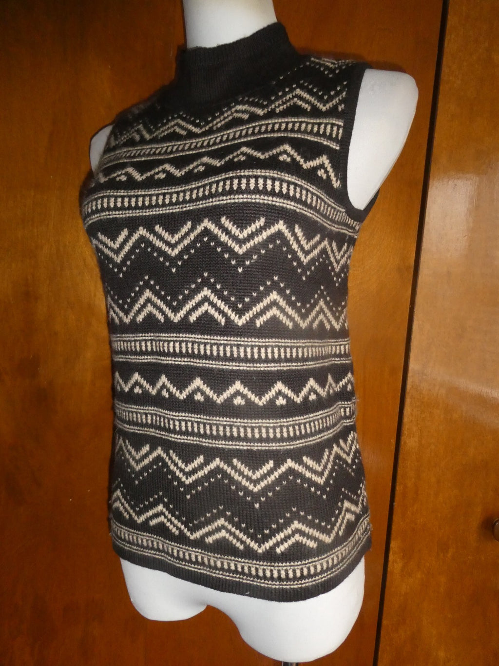 Liz Claiborne Women Brown Ivory Long Button Closured Cardigan And Sweater Small