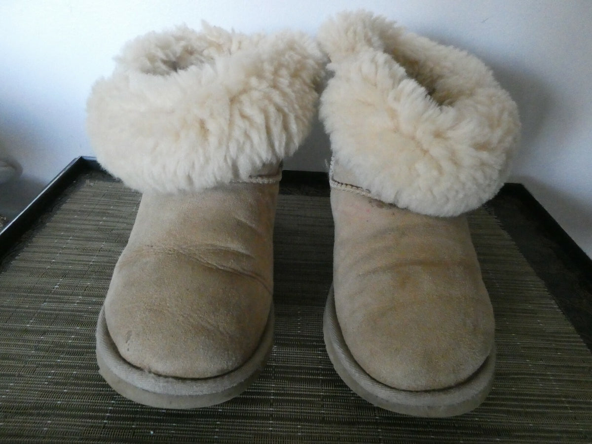 UGG Women's Nude Cuff Short Sheepskin Boots Size 6 (can feet 7) preowned