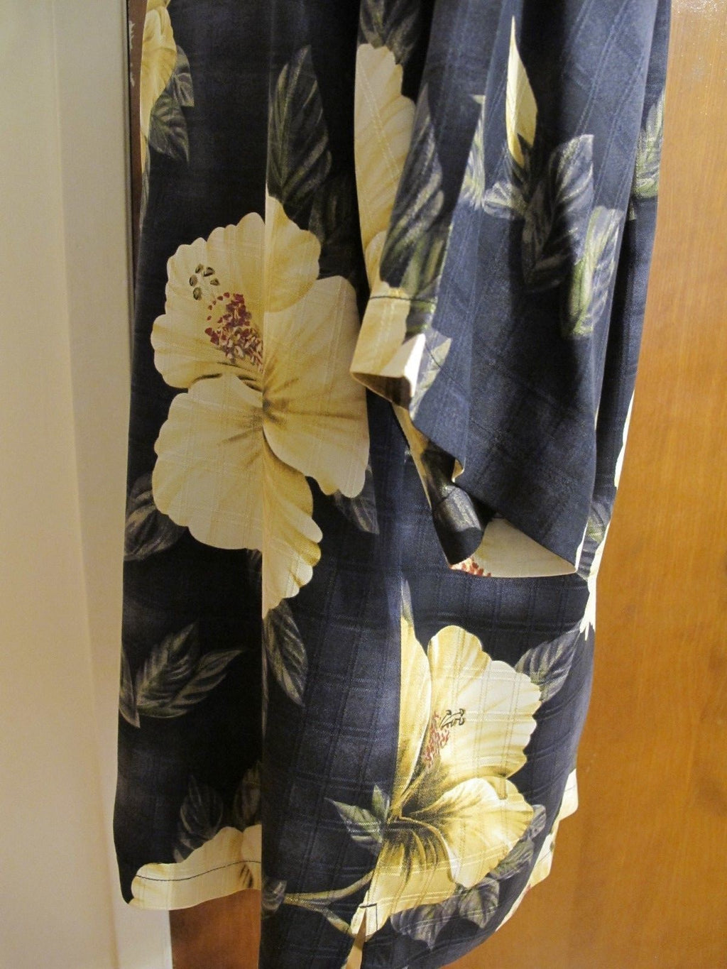 Tommy Bahama Men's Silk Black Gray Yellow Button Down Gorgeous Shirt Large 