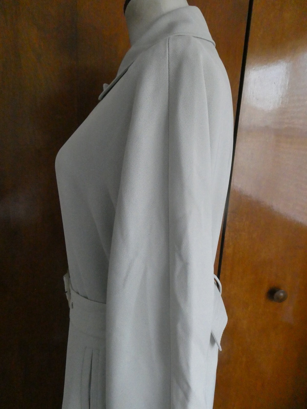 Holt Renfrew women' light gray 1/2 lined buttons belted long coat size 10 petite