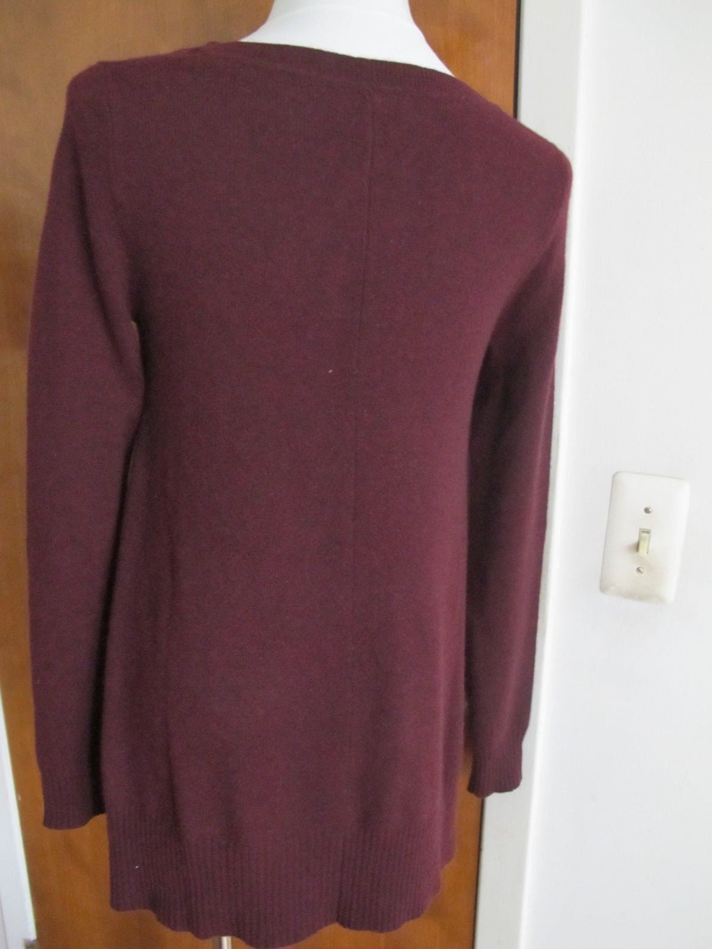Bloomingdale's women's mar cabnet 2ply cashmere V-neck sweater Small NWT