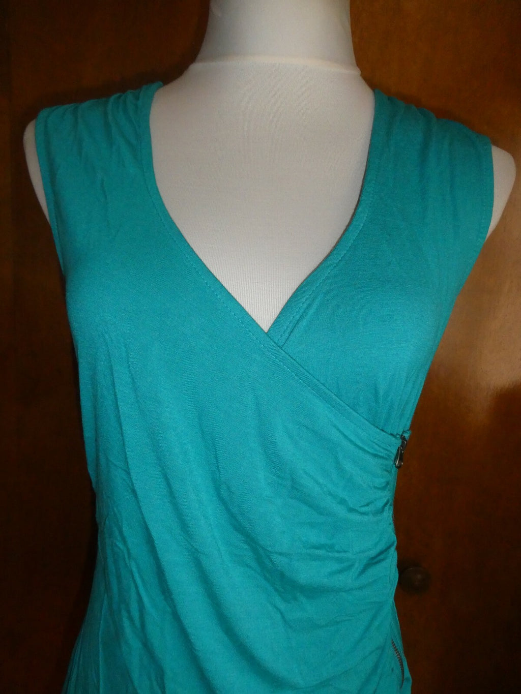 ONE A women's green detailed zipper front rayon top Large (fits size Medium)