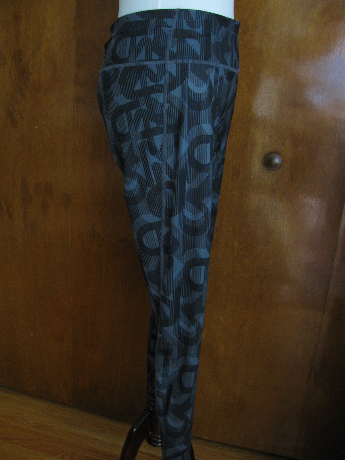 GapFit women's gray logo print regular rise leggings size Large