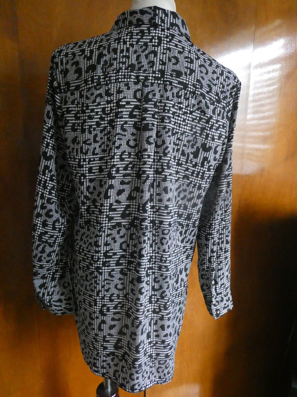 Jaclyn Smith Women Black/White Roll-Tab Long Sleeve Button Down Blouse Top Large