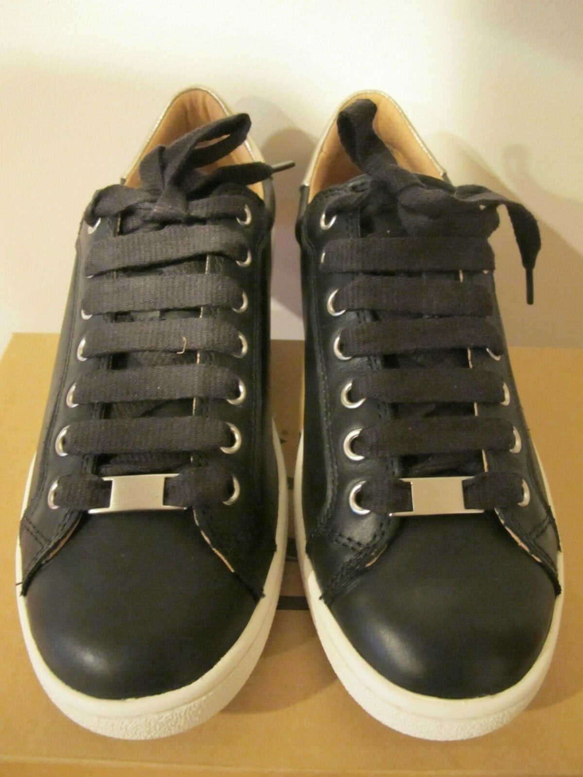 Ugg Australia Women’s Milo Black Leather Sneaker Size 6
