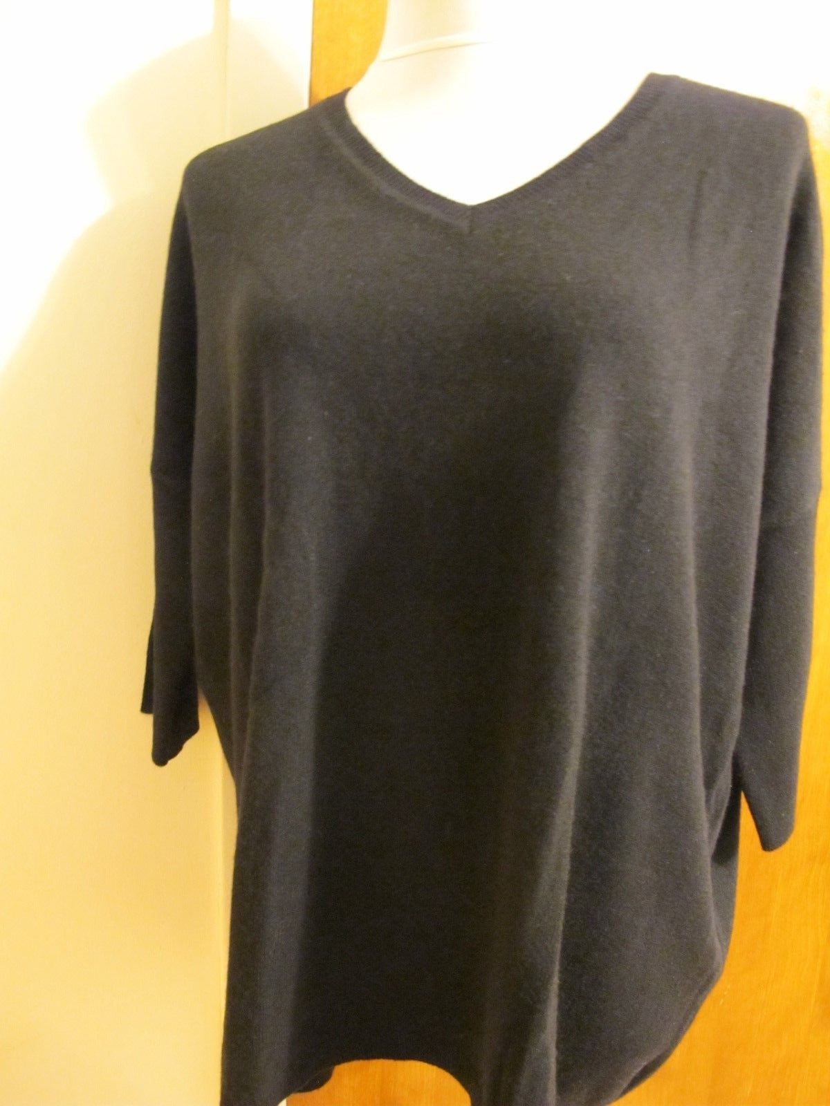 Bloomingdale's Women's Black 2 Ply Cashmere V-Neck Sweater ML 