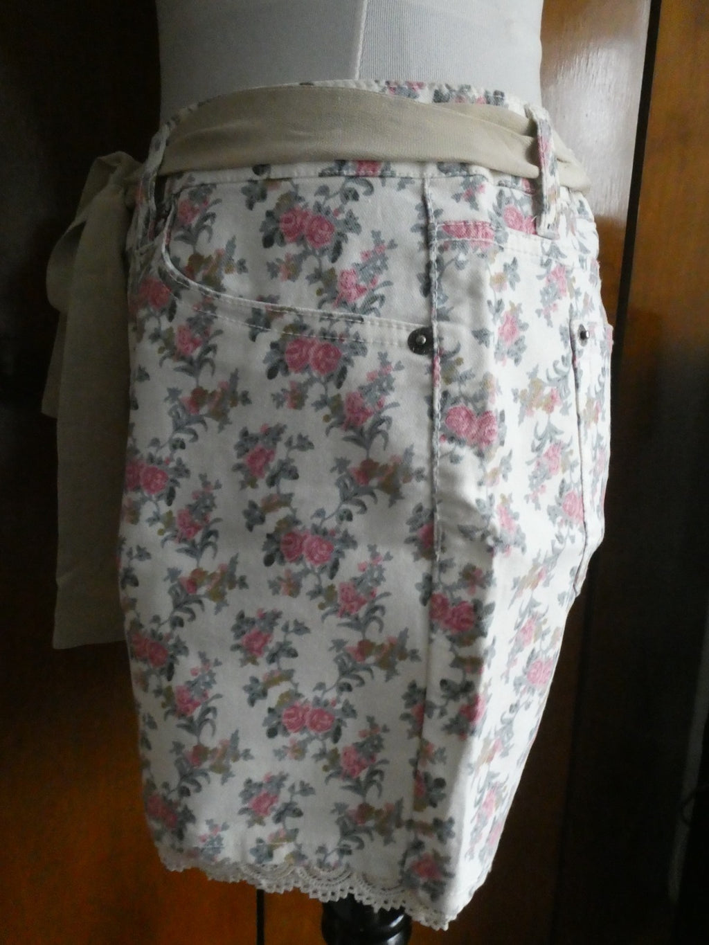 SUKO Women’s Jeans Shorts Material Belted Multicolor Size 14