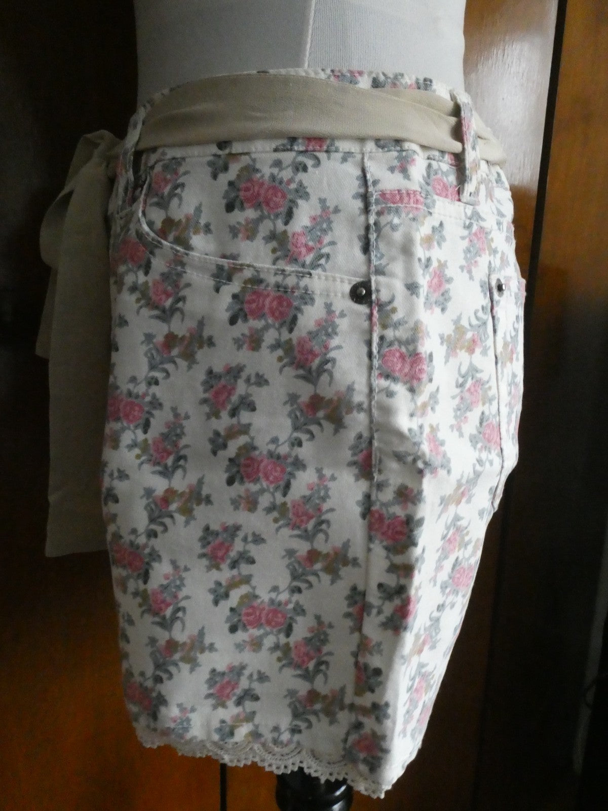 SUKO Women’s Jeans Shorts Material Belted Multicolor Size 14