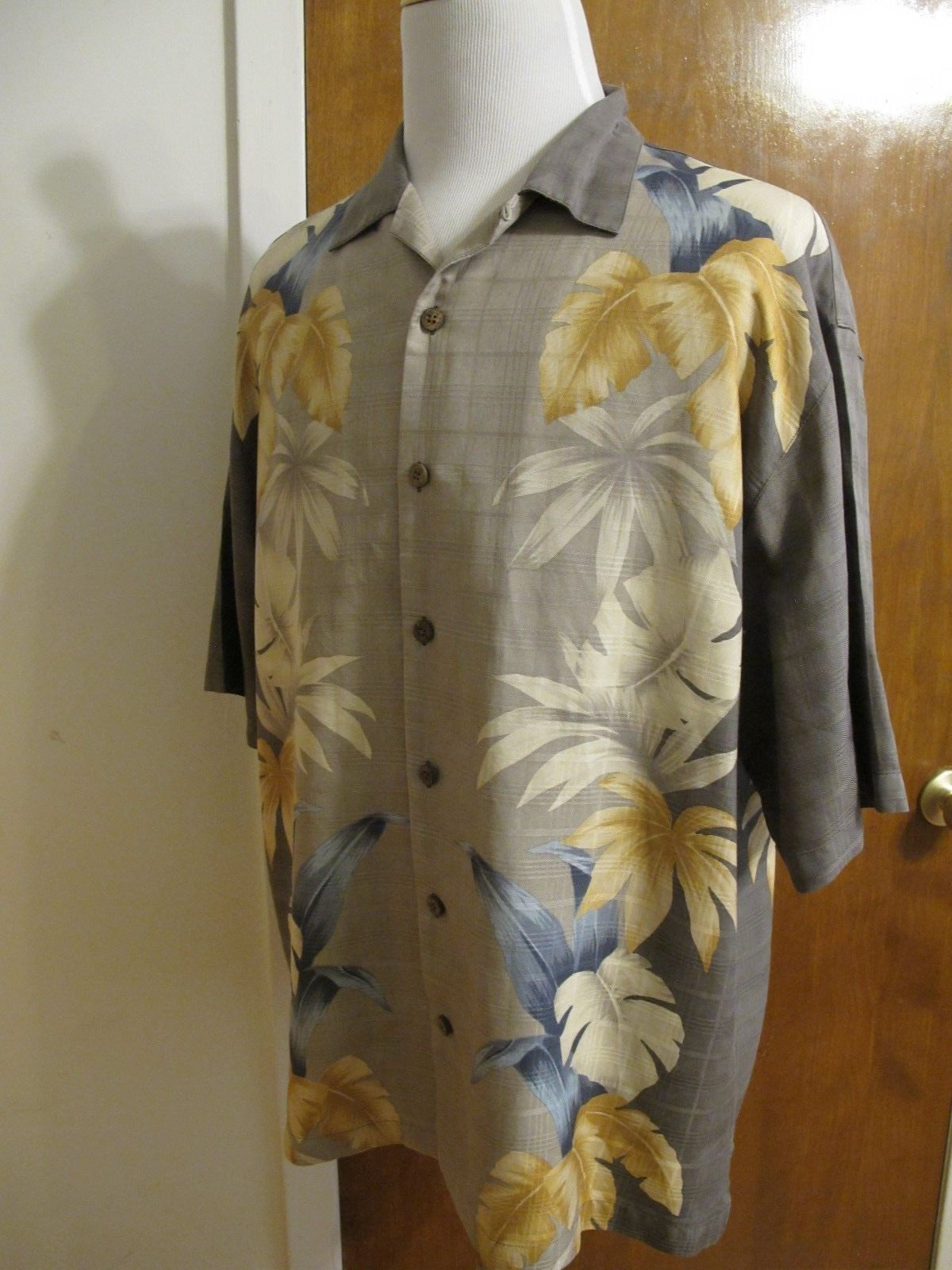 Tommy Bahama Men's Silk Multi Color Beige Gray Floral Shirt Size Large Nice