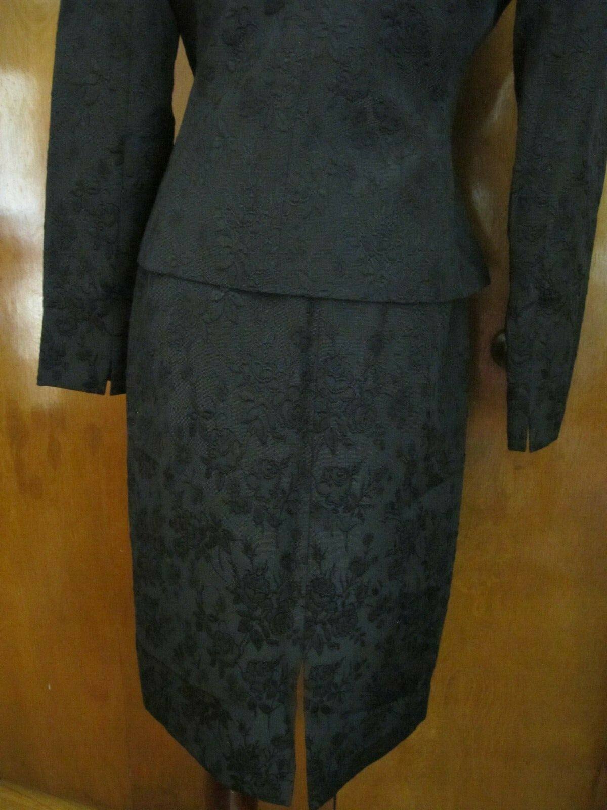 Tahari  Artur S. Levin LUXE Women’s Black Skirt Suit Size 4