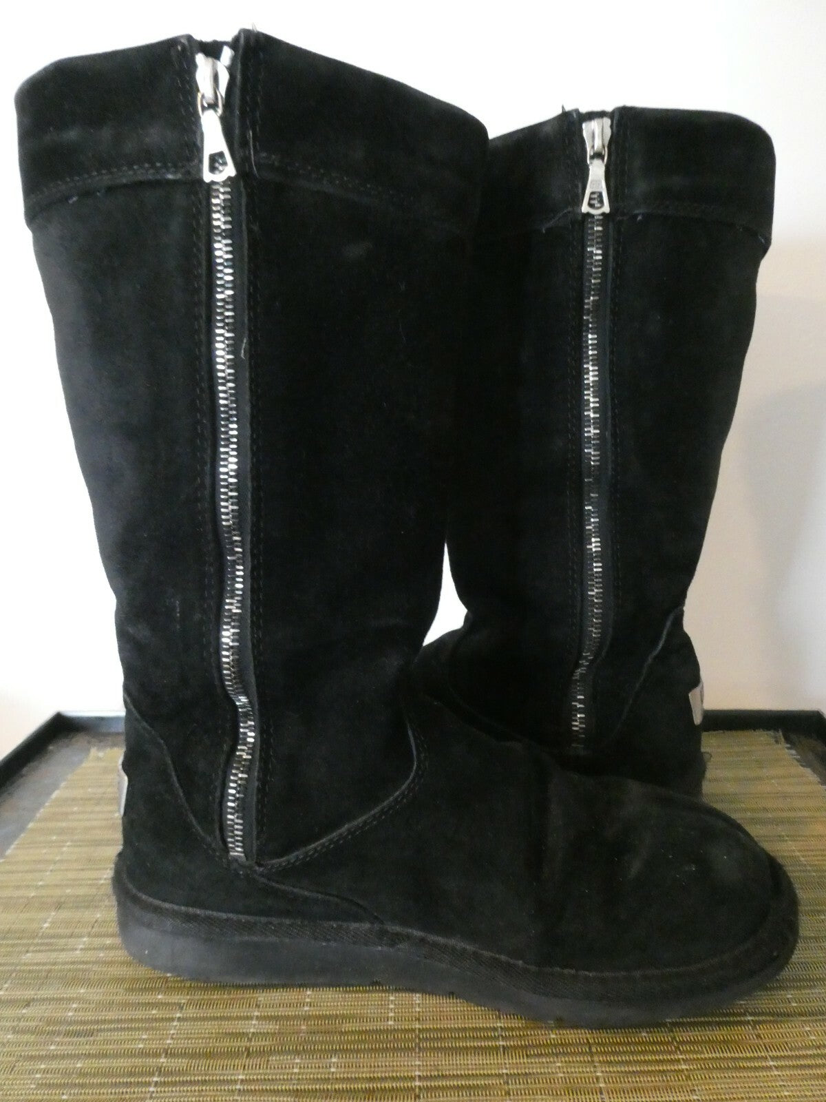 UGG Classic Tall Black Winter Boots Size 8 Ladies Pre-Owned S/N 5132