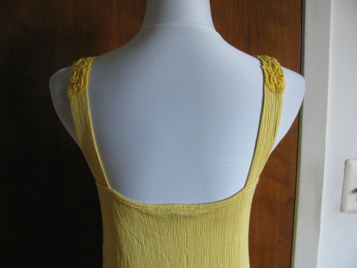 Moa Moa women’s yellow rayon top size Large NWT