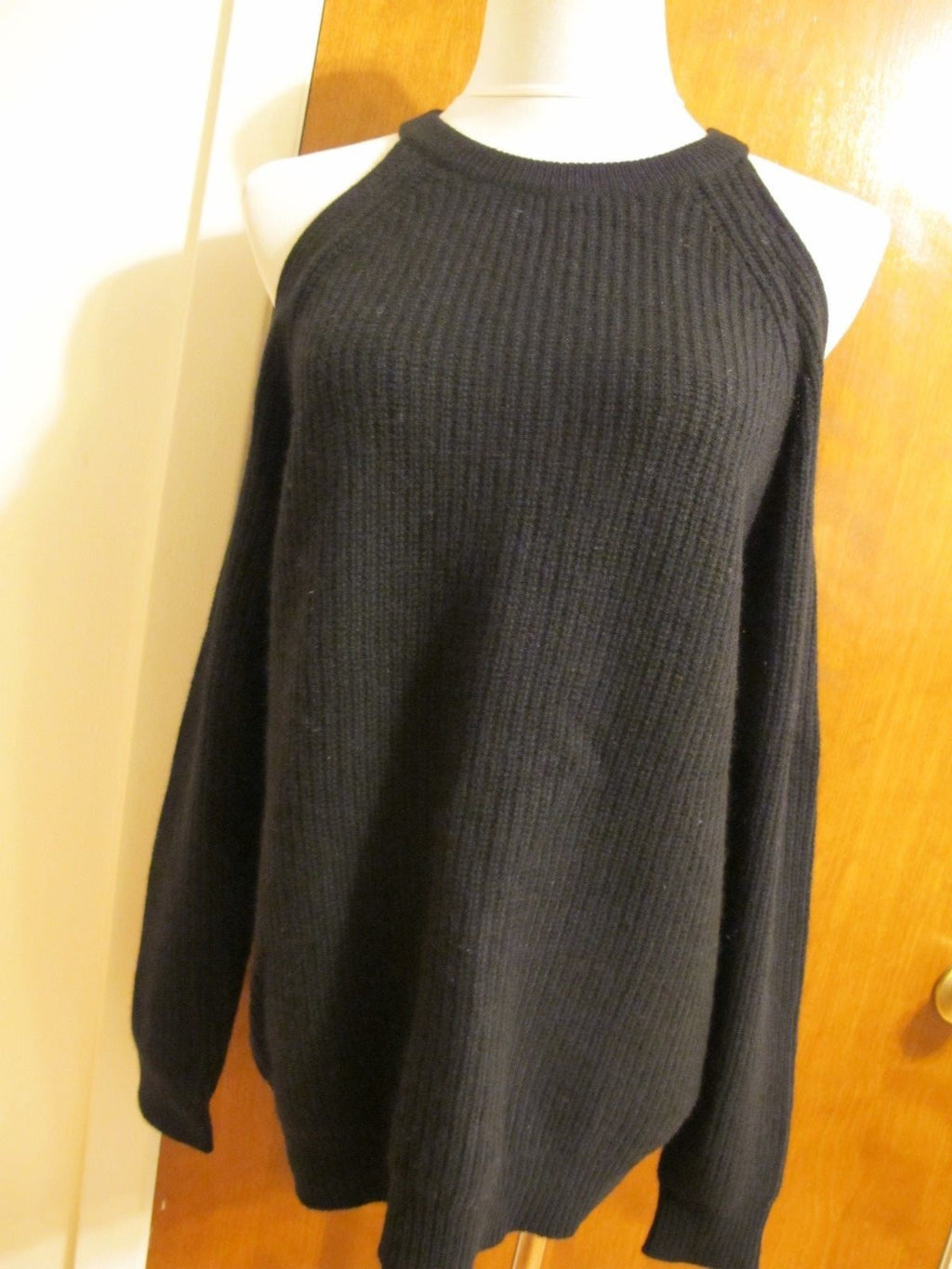 Bloomingdale Aqua Women's Black Cashmere Cold-Shoulder Detailed Sweater Medium