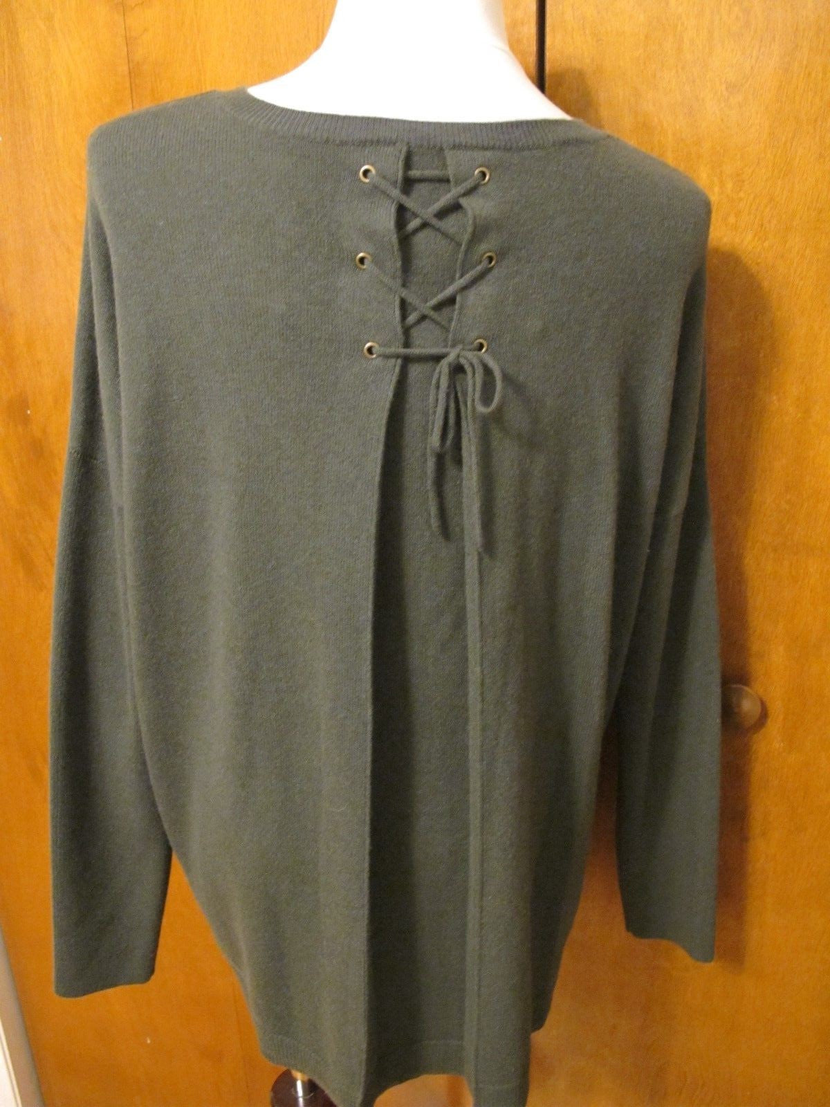 By Bloomingdale’s women’s green detailed at back 2Ply cashmere sweater New