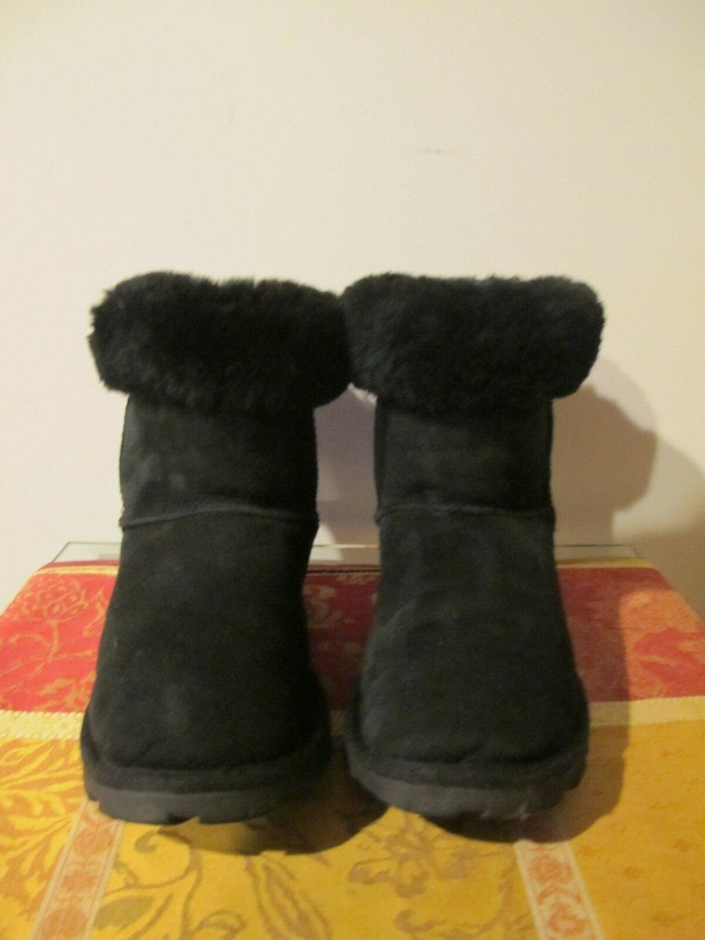 UGG Black Cuff Short Sheepskin Boots Women’s Size 8 pre owned
