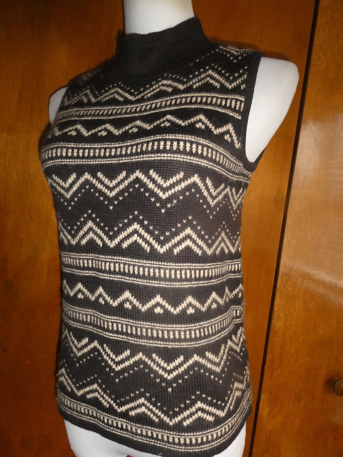 Liz Claiborne Women Brown Ivory Long Button Closured Cardigan And Sweater Small