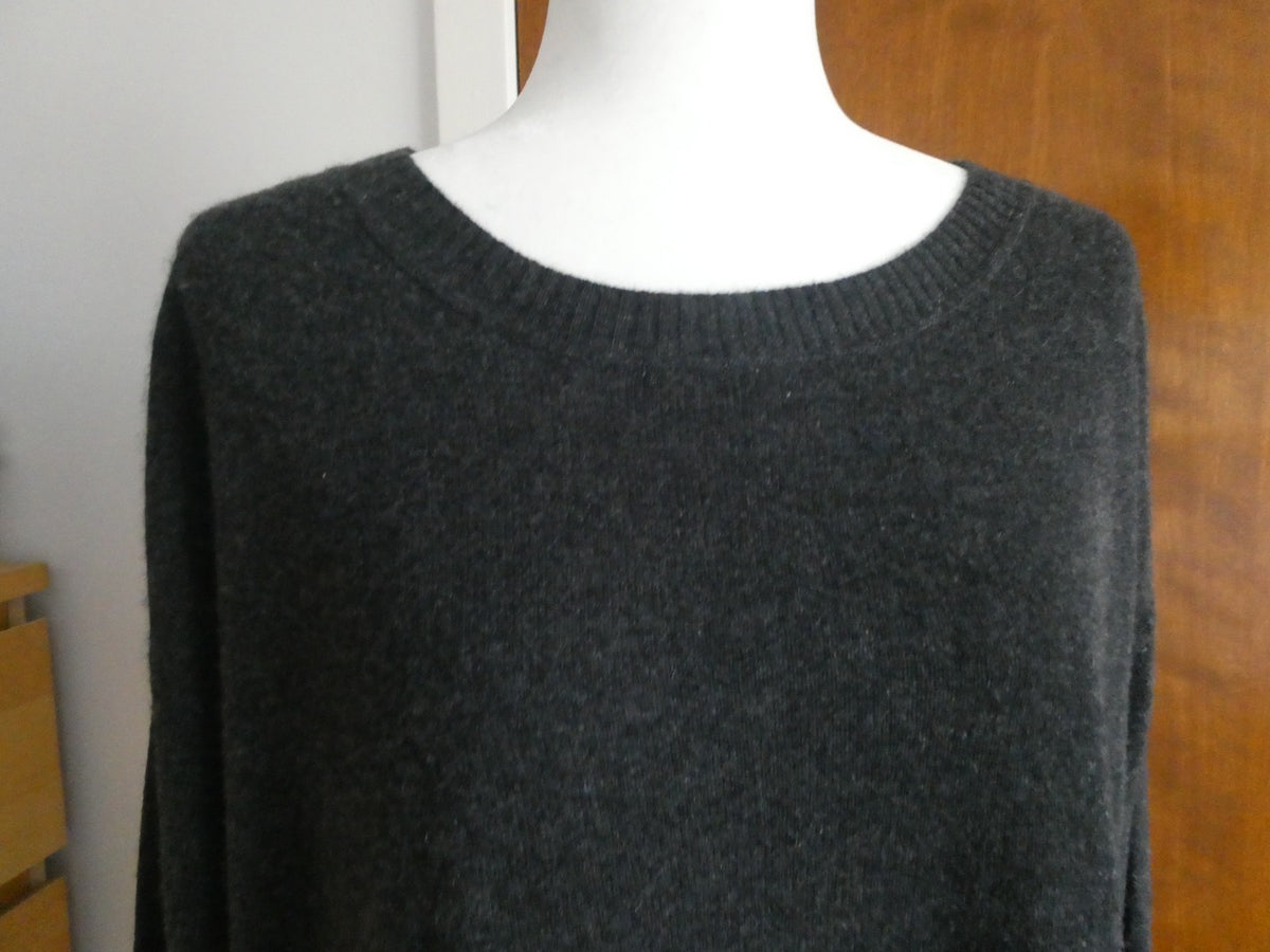 Luxury Bloomingdale’s women’s sweater crafted from 100% cashmere Size Xlarge NEW