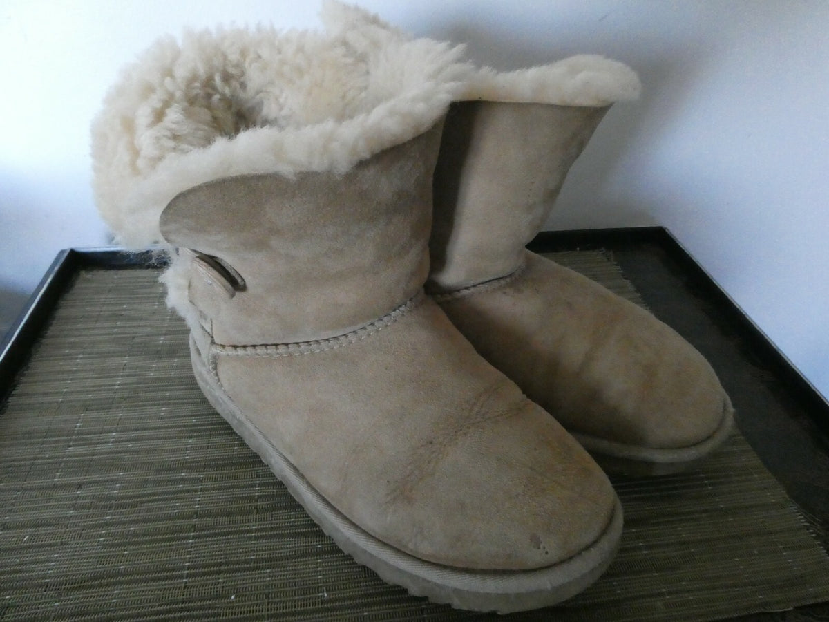 UGG Women's Nude Cuff Short Sheepskin Boots Size 6 (can feet 7) preowned