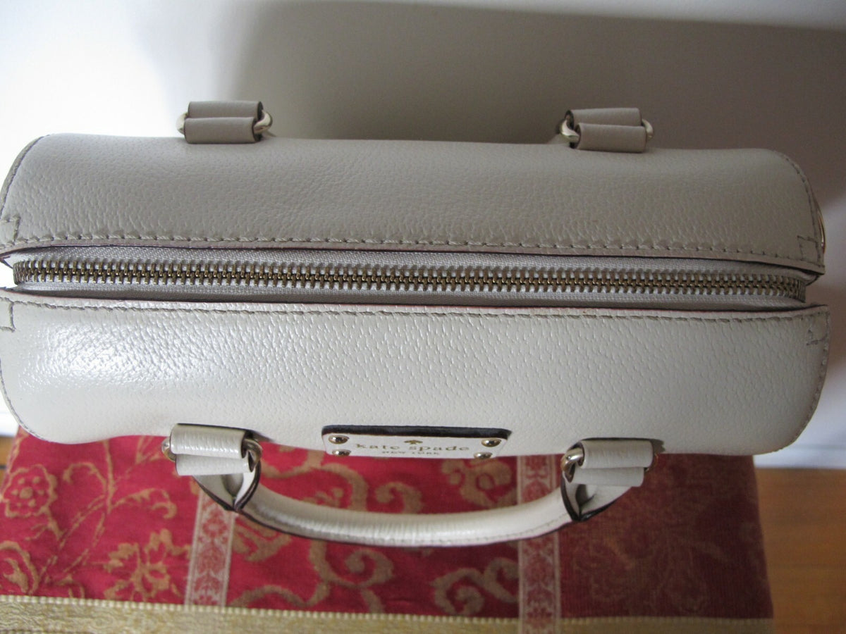 Kate Spade Women’s Gorgeous off white pebbled leather  purse bag 