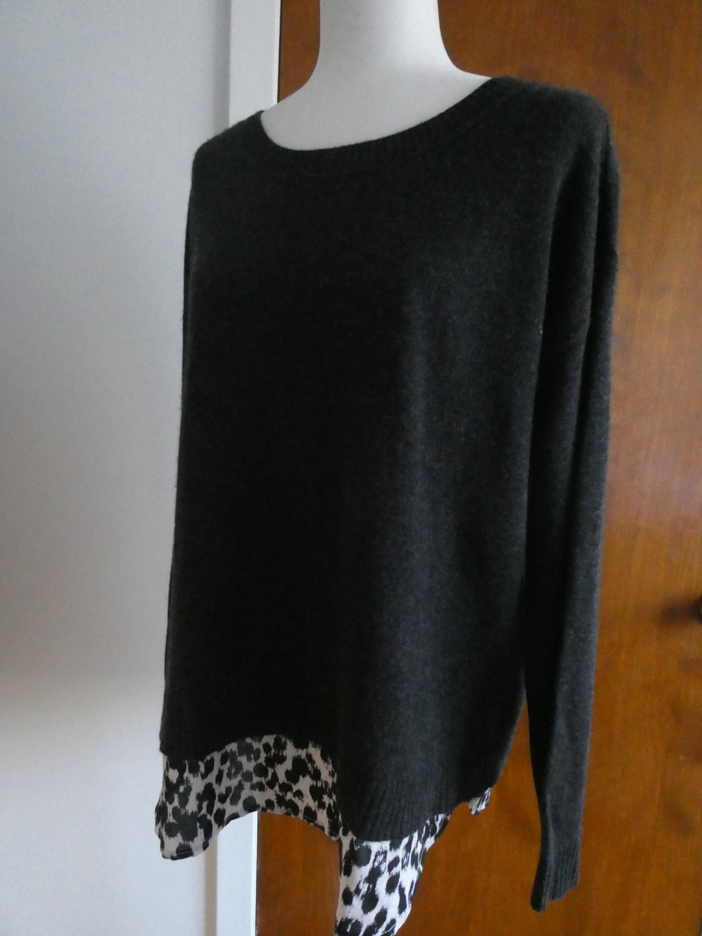 Luxury Bloomingdale’s women’s sweater crafted from 100% cashmere Size Xlarge NEW