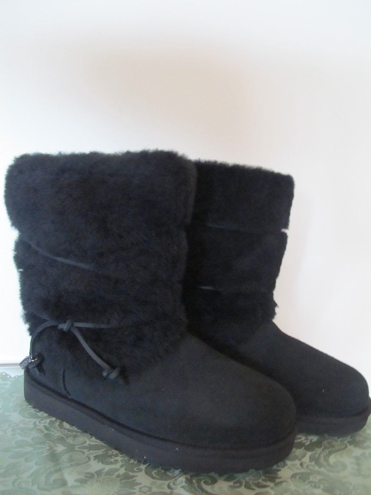 Ugg Australia women’s black suede and sheepskin New boots 