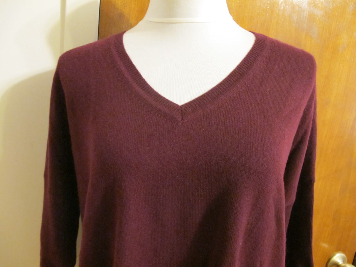 Bloomingdale's Women's Burgundy 2 Ply Cashmere V-Neck Sweater ML  