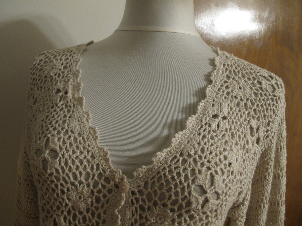 Women's beige knitted gorgeous buttoned cardigan S/M from Italy.