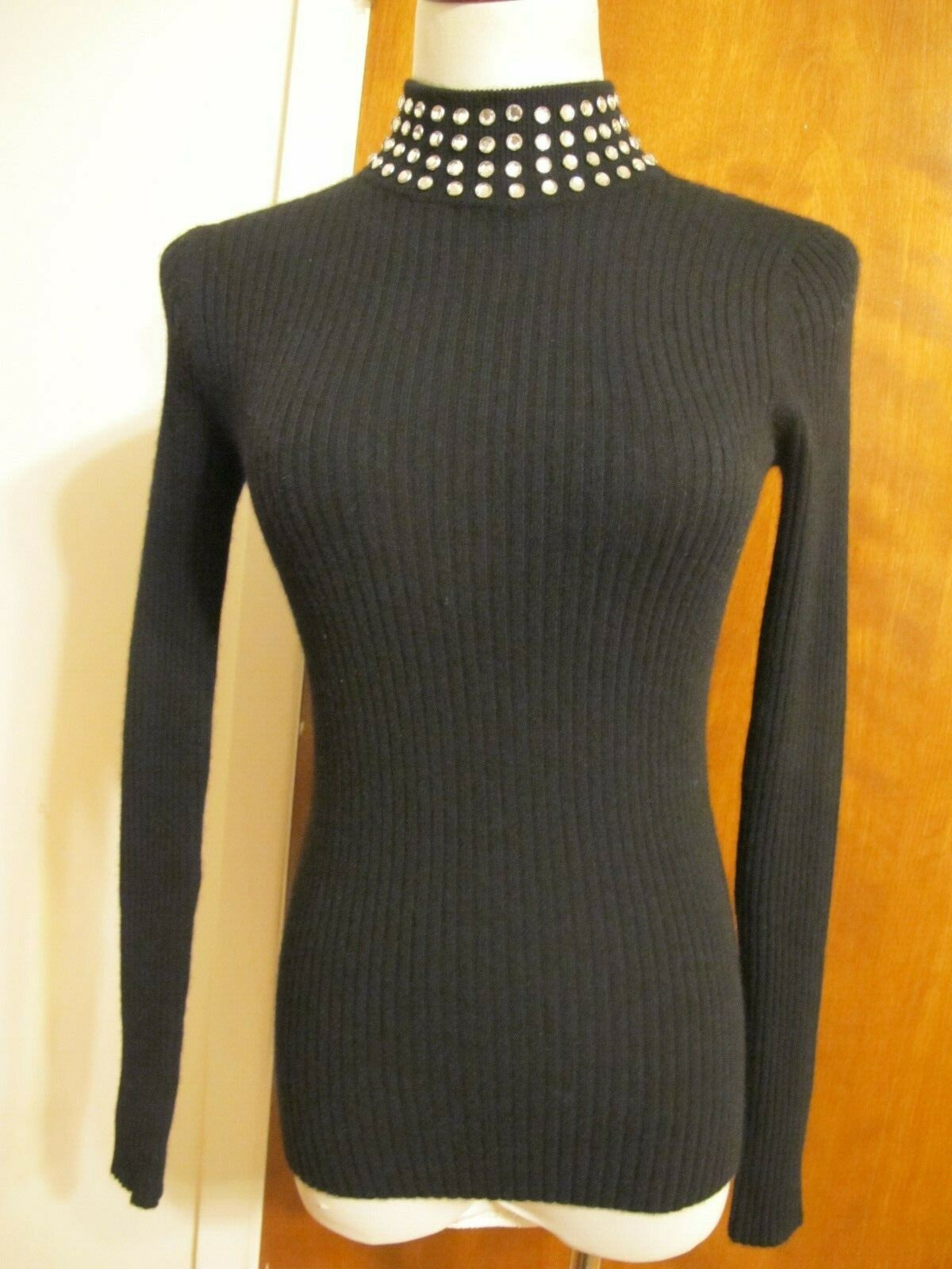 Bloomingdale's Women's 2ply cashmere black beaded rich sweater size Xsmall NWT 